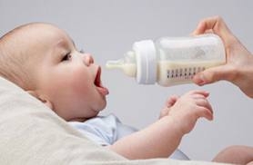 Bé mấy tháng tuổi có thể uống sữa tươi